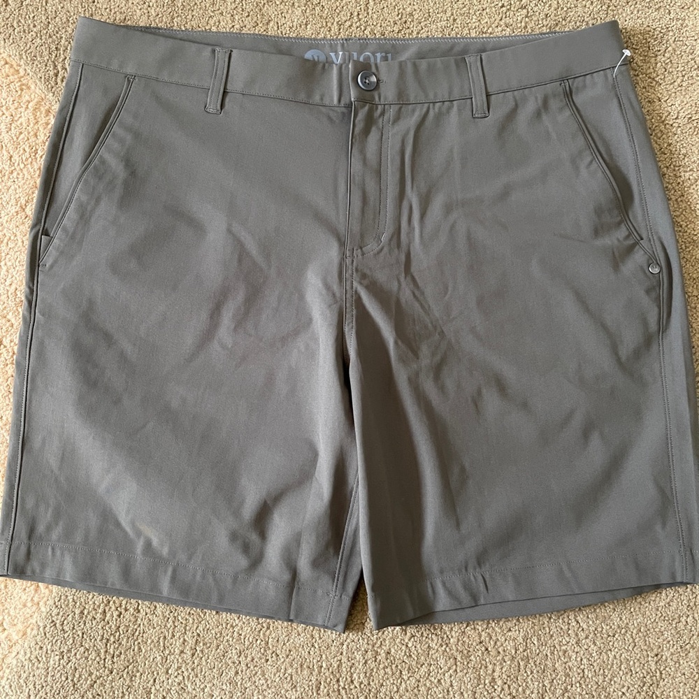 NEW Vuori Meta shorts in green size 38